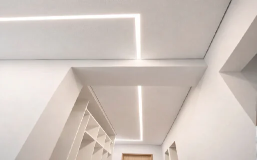 Натяжной потолок, коридор 14 м², матовый, теневой, световые линии 7 м