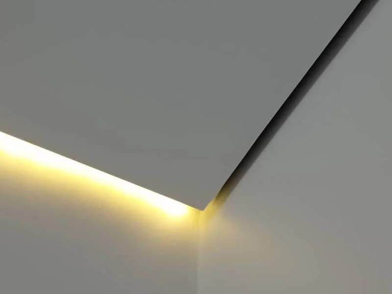 Современный потолок в гостиной