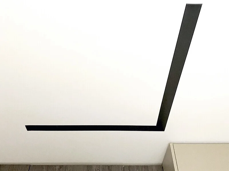 Современный потолок в гостиной