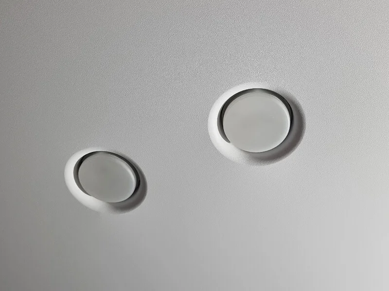 Современный потолок в гостиной