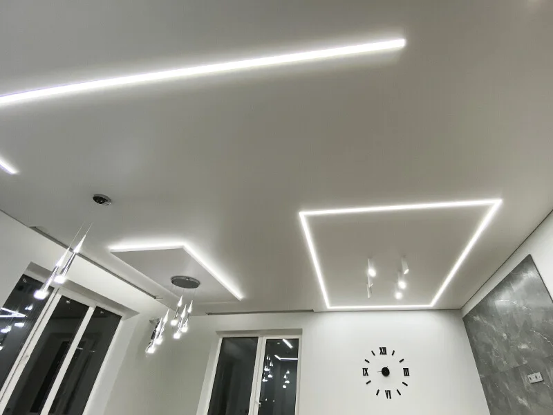 Современный потолок в гостиной